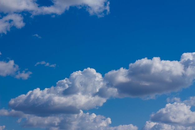 Witte wolken in een blauwe hemel