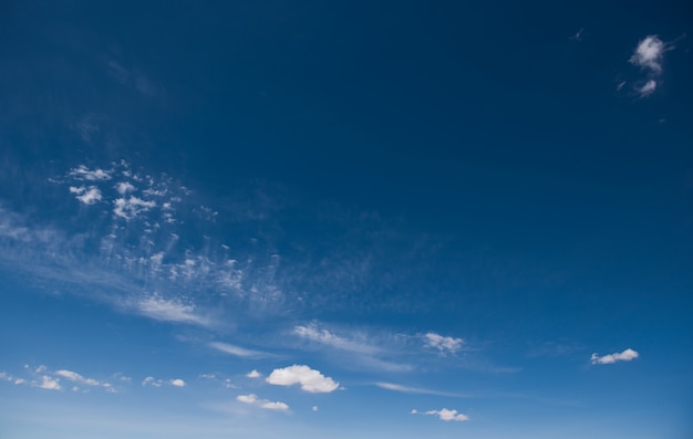 Witte wolken in een blauwe lucht