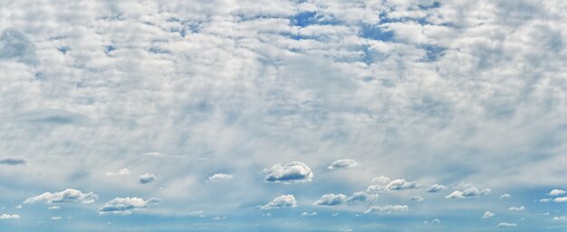 Witte wolken in een blauwe lucht