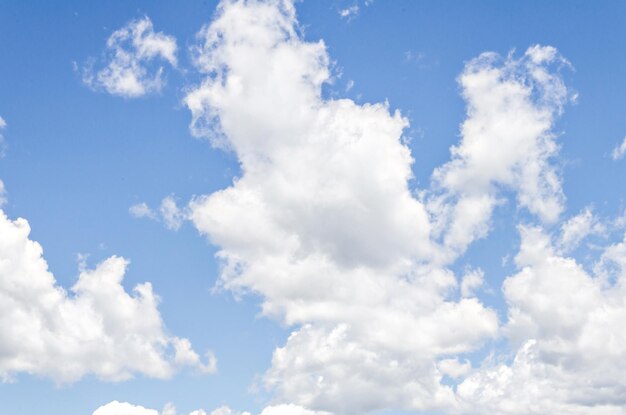 Witte wolken in een helderblauwe lucht. De schoonheid van de natuur.