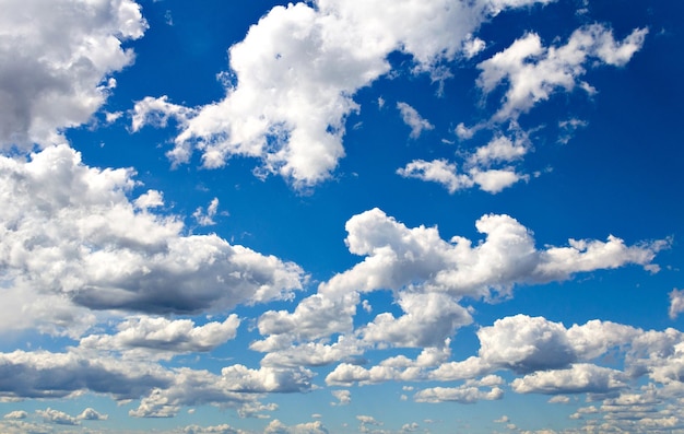 Witte wolken in een helderblauwe lucht. De schoonheid van de natuur.