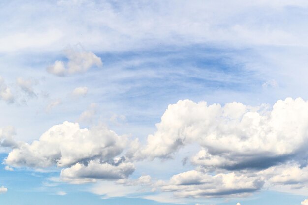 Witte wolken in een helderblauwe lucht. De schoonheid van de natuur.
