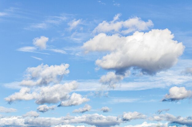 Witte wolken in een helderblauwe lucht. De schoonheid van de natuur.