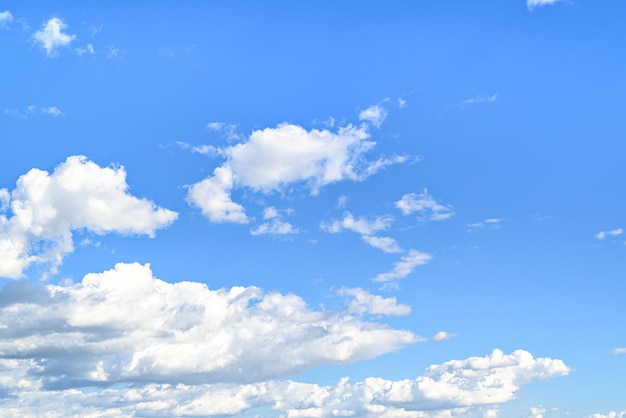 Witte wolken in een helderblauwe lucht. De schoonheid van de natuur.