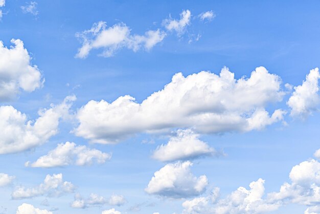 Witte wolken in een heldere blauwe hemel de schoonheid van de natuur