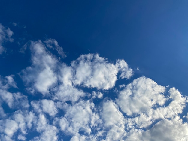 Witte wolken met blauwe hemelachtergrond. Sunshine dag met prachtige wolken.