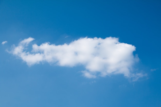 Witte wolken met blauwe hemelachtergrond