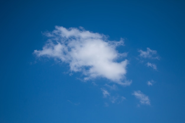 Witte wolken met blauwe hemelachtergrond