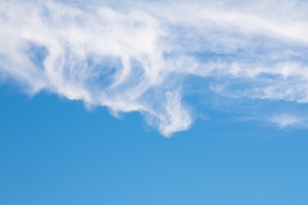 Witte wolken met blauwe lucht