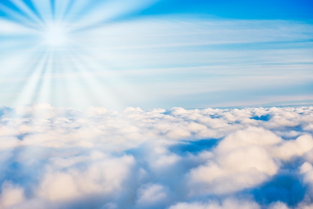 Witte wolken op blauw hemellandschap met zonnestralen als achtergrond van de cloudscapeaard