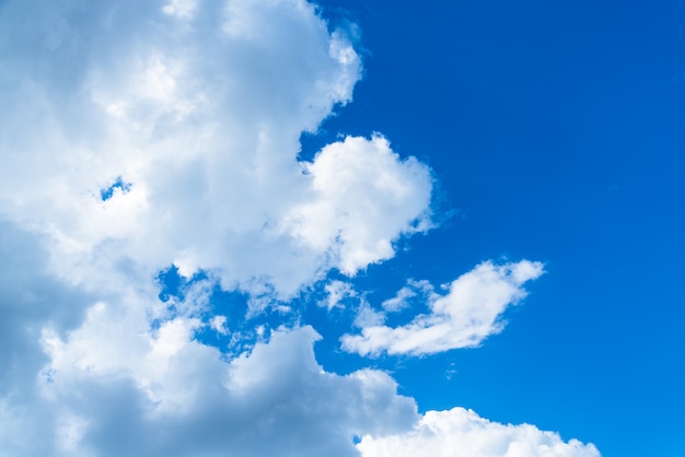 Witte wolken op blauwe hemel, achtergrond