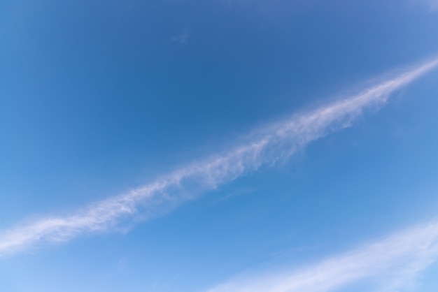 Witte wolken op blauwe hemel, natuur achtergrond concept.