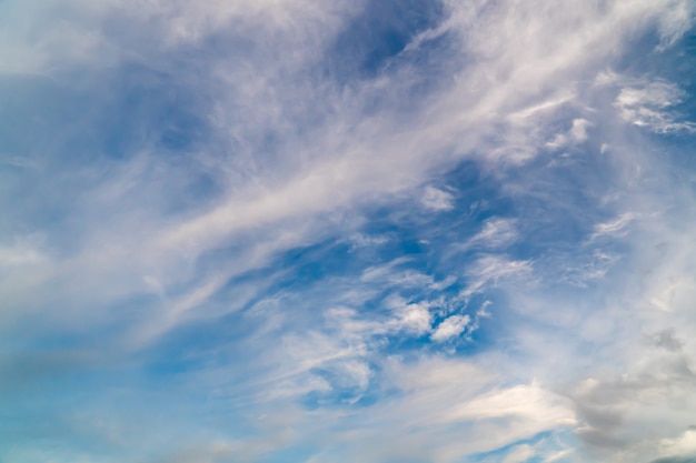 Witte wolken op blauwe hemel op een zonnige dag. Zomerseizoen, augustus.