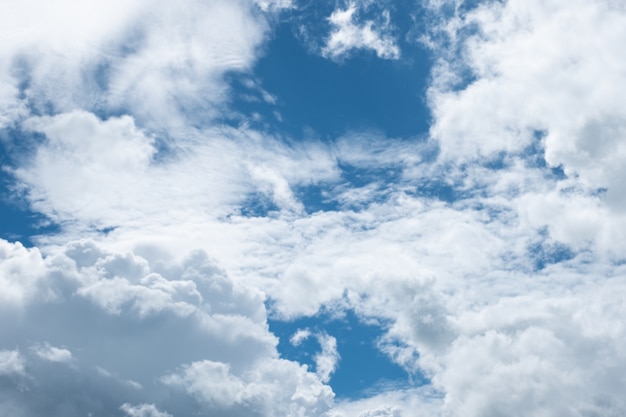 Witte wolken op blauwe hemel