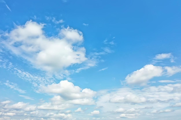 witte wolken op blauwe hemelachtergrond, abstract seizoensbehang, zonnige dagatmosfeer