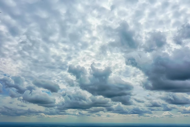 witte wolken op blauwe hemelachtergrond, abstract seizoensbehang, zonnige dagatmosfeer