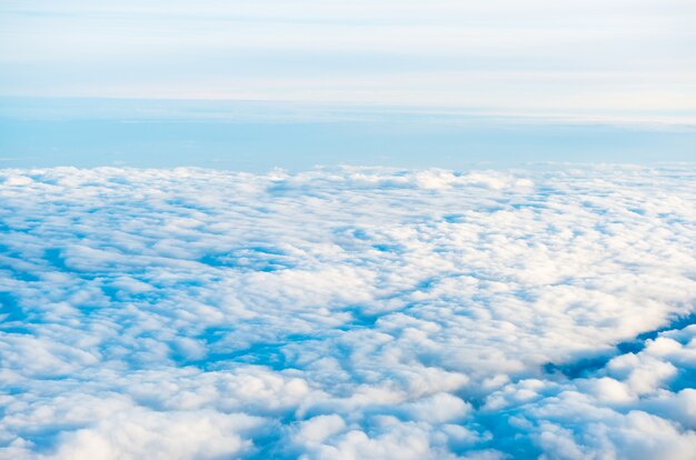 Witte wolken op blauwe lucht als cloudscape-achtergrond