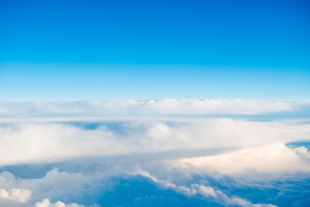 Witte wolken op blauwe lucht als cloudscape-achtergrond