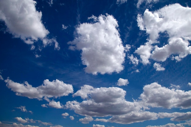 Witte wolken op blauwe lucht