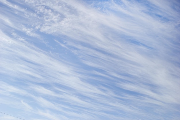 Witte wolken op de achtergrond