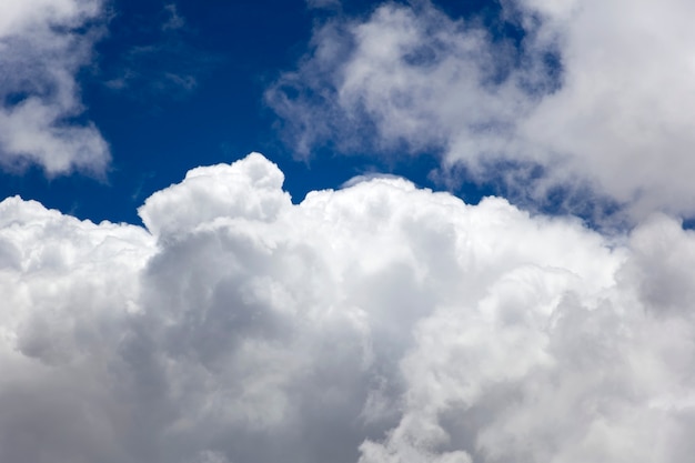 Witte wolken op de blauwe hemel