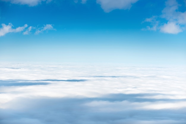 Witte wolken op de blauwe lucht als natuurachtergrond