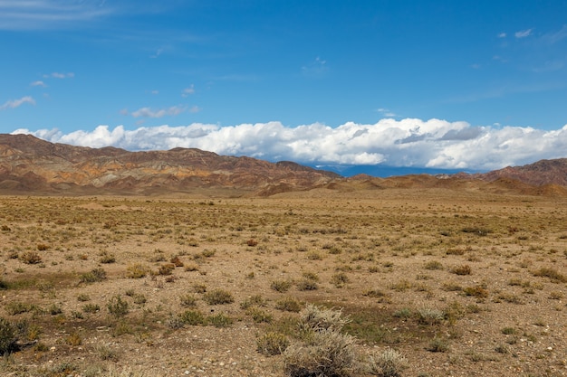 Witte wolken op de toppen van de bergen in de regio van het issykkul-meer in Kirgizië