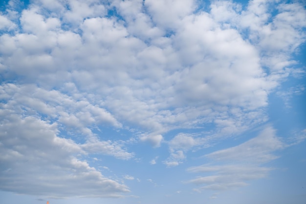 Foto witte wolken op een blauwe achtergrond