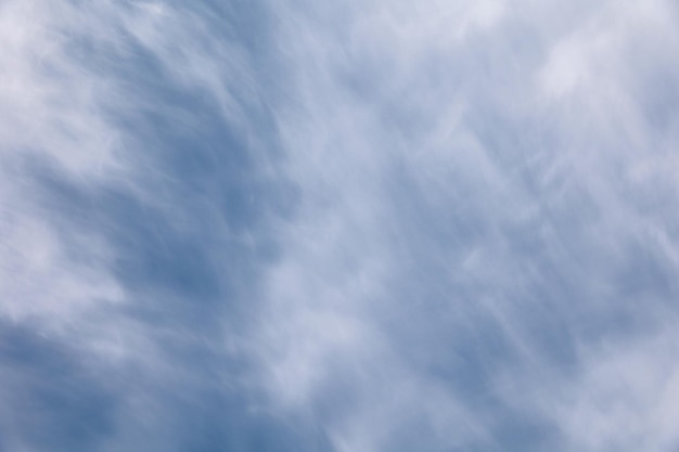 Witte wolken op een blauwe achtergrond