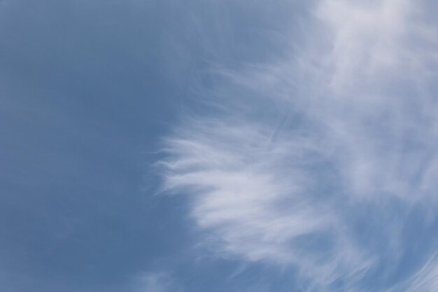 Witte wolken op een blauwe achtergrond