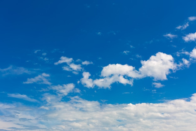 Witte wolken op een blauwe hemel