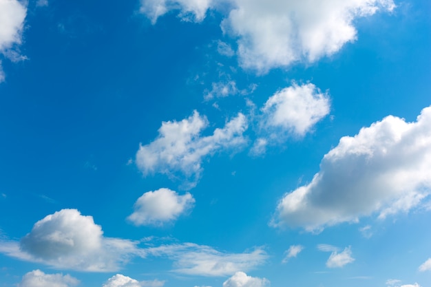 Witte wolken op een blauwe hemel