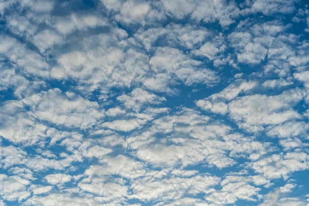 Witte wolken op een blauwe hemelachtergrond. Natuur concept