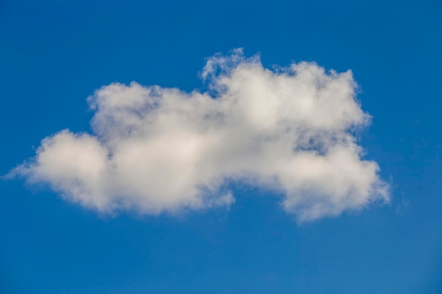 Foto witte wolken op een blauwe hemelachtergrond