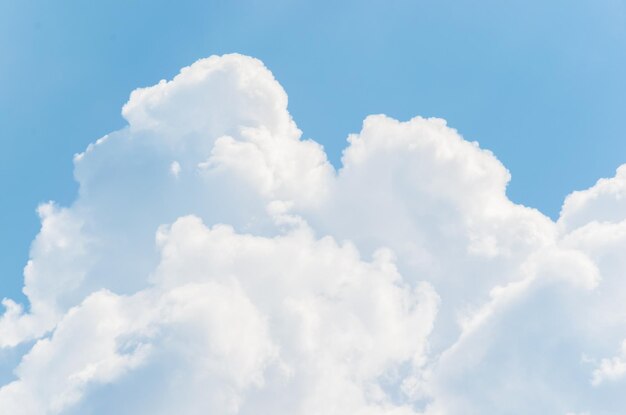 Witte wolken op een blauwe hemelachtergrondVerslechtering van de weersomstandigheden