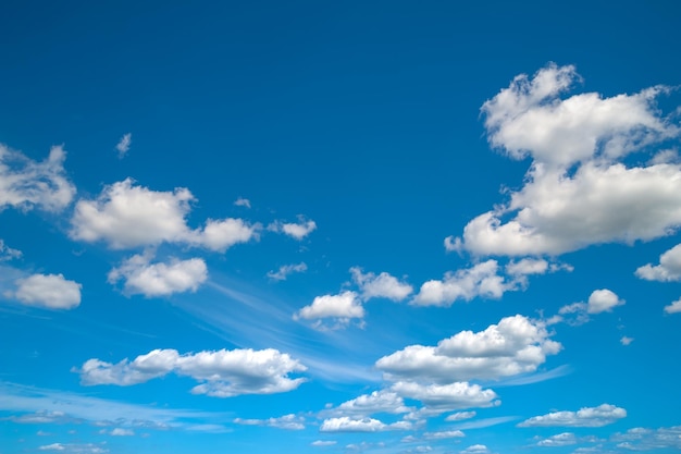 Witte wolken op een blauwe lucht Blauwe lucht en grote en kleine wolken bij winderig zomerweer