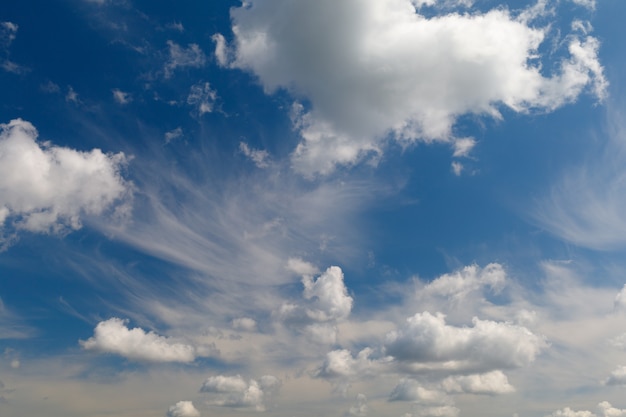 Witte wolken op een blauwe lucht.