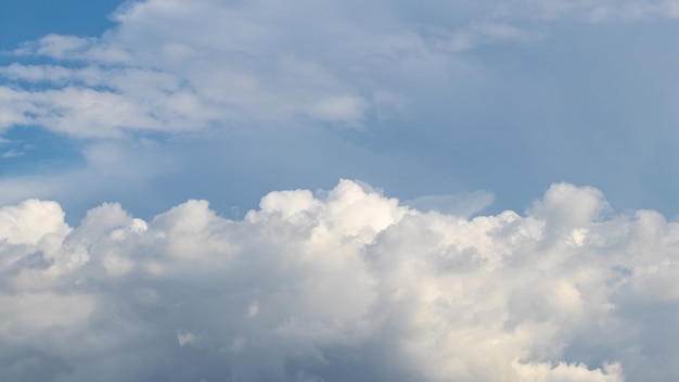 Witte wolken op een rij in de blauwe lucht