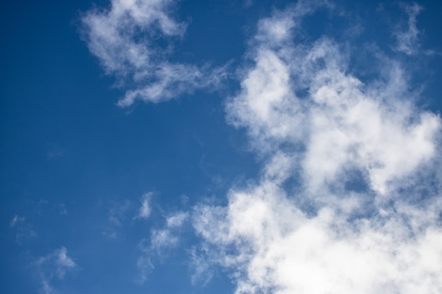 Foto witte wolken op een winderige blauwe lucht