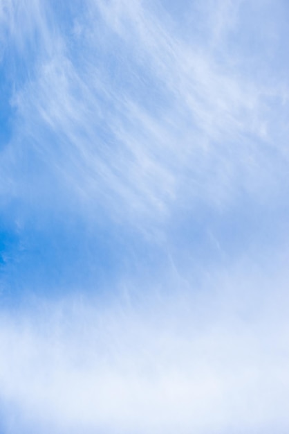 Witte wolken op helderblauw SkyBackgrounds-concept