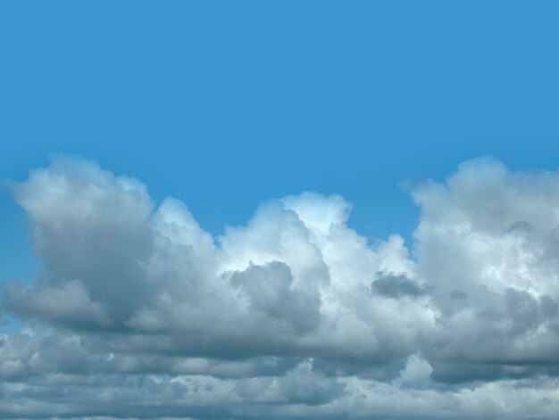 Witte wolken over blauwe achtergrond Fluffy cumulus cloudscape vorm