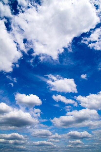 Foto witte wolken tegen blauwe lucht