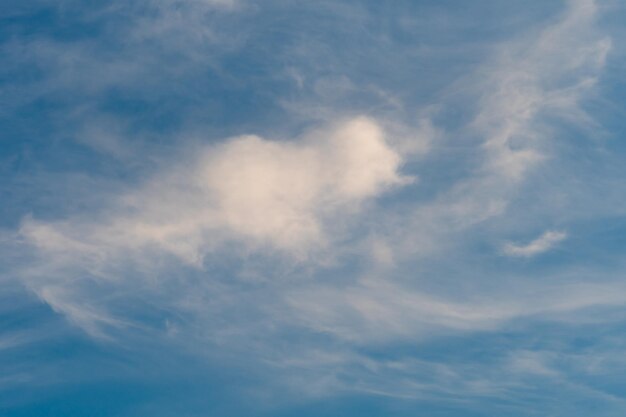 witte wolken tegen een blauwe hemel