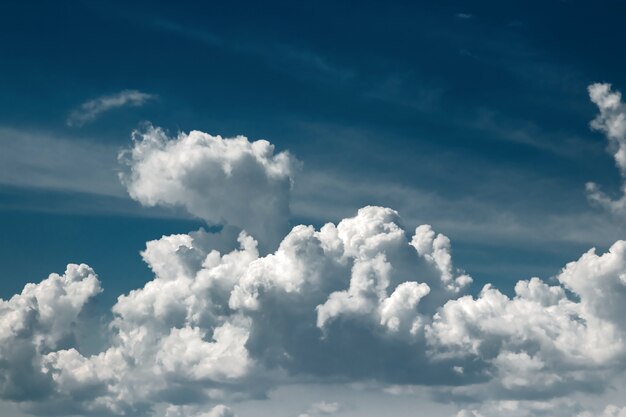 witte wolken tegen een blauwe hemel