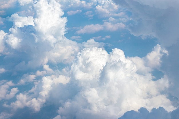 Witte wolken tegen een heldere blauwe lucht, kopieer ruimte