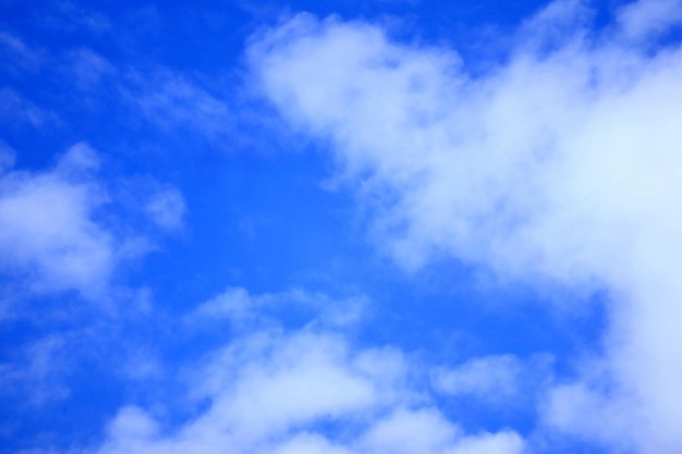 Witte wolken verspreid over de levendige blauwe lucht