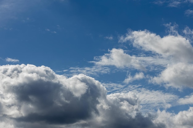 Witte wolken vliegen in de lucht