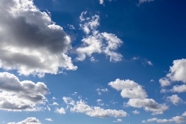 Witte wolken vliegen in de lucht