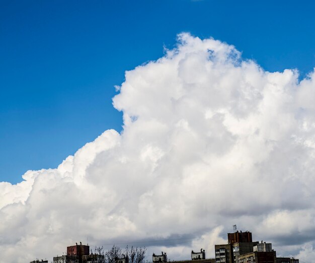 Witte wolken vliegen over de stad