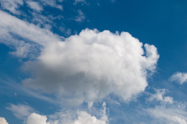 Witte wolken zijn in de blauwe hemelachtergrond